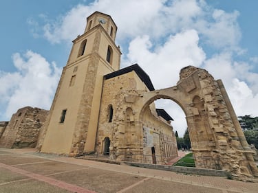 Se encuentra dentro de la primera etapa del Camino de Santiago y es de origen medieval. Cuenta con varios albergues para los peregrinos y tiene un impresionante conjunto monumental donde destaca la iglesia de San Tirso, la de San Lorenzo y las ruinas del monasterio de San Benito, una capilla del siglo XII declarada Bien de Interés Cultural. Todo ello ha hecho que se sitúa en el primer puesto de los pueblos más bonitos del Camino de Santiago.