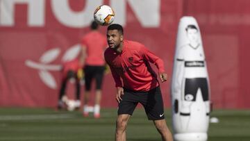 En Nesyri se ejercita con el balón en un entrenamiento reciente con el Sevilla.