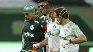 Gustavo Gomez, del Palmeiras, con una protección en su cabeza tras haber sufrido un durísimo choque con Antonio Bareiro, del Libertad paraguayo, durante el partido de Copa Libertadores que ambos equipos disputaron la pasada madrugada.