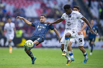 Luis Fuentes disputando el balón con José Zúñiga de Querétaro.