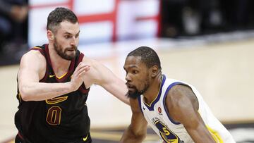 CLD01. CLEVELAND (EE.UU.), 06/06/2018.- Kevin Durant (i) de Golden State Warriors en acción ante Kevin Love (i) de Cleveland Cavaliers hoy, miércoles 6 de junio de 2018, durante el tercer juego de las finales de la NBA, en el Quicken Loans A