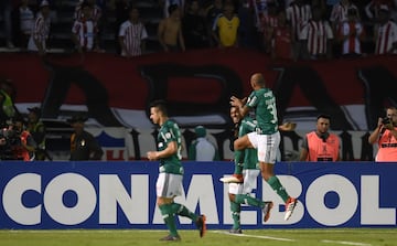 Felipe Melo celebrando con Miguel Borja el segundo gol de Palmeiras