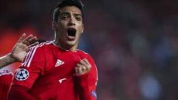 Raúl Jiménez celebra su anotación en la Champions.