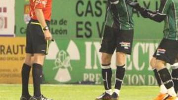 <b>PROTESTAS. </b>Varios jugadores del Betis discuten con Hernández Hernández en El Toralín.