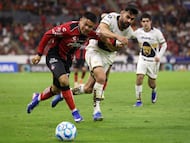 Atlas' forward #251 Luis Gamboa (L) and Pumas' Spanish defender #05 Ruben Duarte (R) fight for the ball during the Liga MX Clausura tournament football match between Atlas and Pumas at Jalisco Stadium in Guadalajara, Mexico, on February 7, 2026. (Photo by Roberto ANTILLON / AFP)