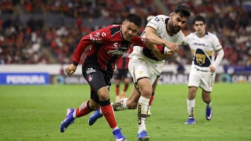 Atlas' forward #251 Luis Gamboa (L) and Pumas' Spanish defender #05 Ruben Duarte (R) fight for the ball during the Liga MX Clausura tournament football match between Atlas and Pumas at Jalisco Stadium in Guadalajara, Mexico, on February 7, 2026. (Photo by Roberto ANTILLON / AFP)