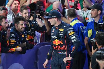  Max Verstappen celebrando con su equipo su victoria en el Gran Premio de Fórmula Uno de Arabia Saudí