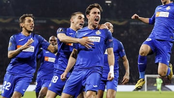 Jaime Mata celebra con sus compañeros el gol que certificó el pase del Getafe en el Amsterdam Arena.