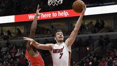 Jan 15, 2018; Chicago, IL, USA; Miami Heat guard Goran Dragic (7) goes to the basket against Chicago Bulls guard Kris Dunn (32) during the second half at United Center. Mandatory Credit: David Banks-USA TODAY Sports