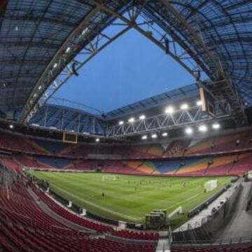 EL AMSTERDAM ARENA, UNA JOYA. La Selección se entrenó ayer en el Amsterdam Arena, que hoy se llenará. A la sesión acudieron muchos españoles que viven en la ciudad holandesa y se espera que medio millar animen hoy a España.