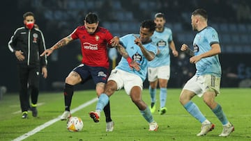 Renato Tapia intenta arrebatarle el bal&oacute;n a Chimy &Aacute;vila durante un partido disputado ante Osasuna en Bala&iacute;dos.