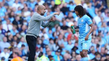 Pep Guardiola, entrenador del Manchester City, da instrucciones a Nathan Aké durante un partido.