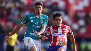 (l-R), Lucas Di Yorio of Leon and Ramon Juarez of San Luis during the game Atletico de San Luis vs Leon, corresponding Round 01 the Torneo Apertura 2022 of the Liga BBVA MX at Alfonso Lastras Stadium, on July 3, 2022.
<br><br>
(I-D), Lucas Di Yorio de Leon y Ramon Juarez de San Luis durante el partido Atletico de San Luis vs Leon, correspondiente a la Jornada 01 del Torneo Apertura 2022 de la Liga BBVA MX en el Estadio Alfonso Lastras, el 3 de julio de 2022.