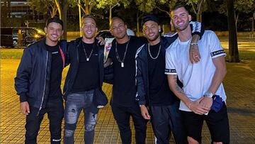 Neymar, con sus amigos de fiesta por Barcelona; entre ellos, Arthur y Leo Baptistao