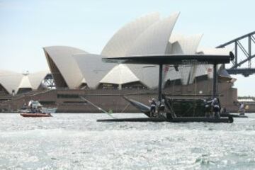 El catamarán Lino Sonego Team Italia volcó durante el segundo día de las Extreme Sailing Series en Sydney Harbour.