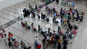 Travellers queue up for shuttle bus to quarantine hotels at the Hong Kong International Airport, amid the coronavirus disease (COVID-19) pandemic, in Hong Kong, China, August 1, 2022. REUTERS/Tyrone Siu