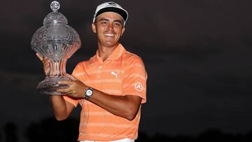 Rickie Fowler posa con el trofeo de campe&oacute;n del Honda Classic, torneo del PGA Tour.