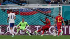 SAINT PETERSBURG, RUSSIA - JUNE 12: Romelu Lukaku of Belgium scores their side&#039;s first goal past Mario Fernandes of Russia during the UEFA Euro 2020 Championship Group B match between Belgium and Russia on June 12, 2021 in Saint Petersburg, Russia. (