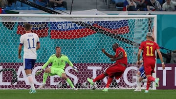 SAINT PETERSBURG, RUSSIA - JUNE 12: Romelu Lukaku of Belgium scores their side&#039;s first goal past Mario Fernandes of Russia during the UEFA Euro 2020 Championship Group B match between Belgium and Russia on June 12, 2021 in Saint Petersburg, Russia. (