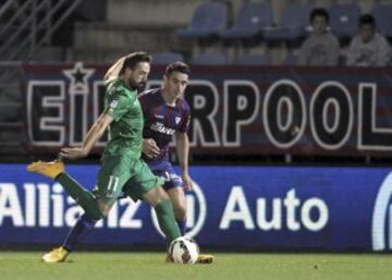 El centrocampista del Levante José Luis Morales (i) pelea un balón con el delantero del Eibar Saúl Berjón.