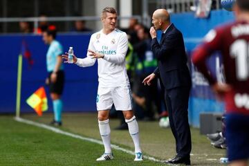 Kroos y Zidane dialogan durante un partido en Ipur&uacute;a.