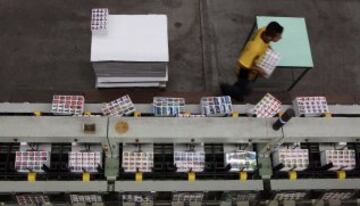 Los cromos de los jugadores del mundial de Brasil 2014 se realizan en la fábrica de la editorial italiana Panini, en en el Centro empresarial de Tamboré, al norte de Sao Paulo.