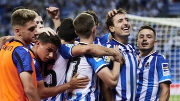 Los jugadores de la Real Sociedad celebran el gol de Mikel Oyarzabal ante el Elche CF.