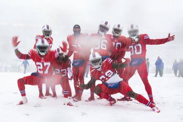 ORCHARD PARK, NY - DECEMBER 10: Buffalo Bills players pose for a picture before a game against the Indianapolis Colts on December 10, 2017 at New Era Field in Orchard Park, New York. Bryan Bennett/Getty Images/AFP  == FOR NEWSPAPERS, INTERNET, TELCOS & TE