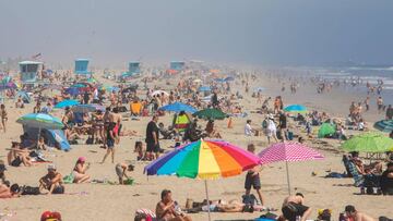 Personas disfrutando de la playa pese al brote de coronavirus en Huntington Beach, California. Abril 25, 2020.
