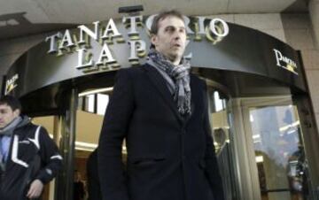 El seleccionador nacional de fútbol sub21, Julen Lopetegui, a su salida del tanatorio de "La Paz", en Tres Cantos, donde se encuentra instalada la capilla ardiente del entrenador y exseleccionador nacional Luis Aragonés, que ha fallecido esta mañana en Madrid a los 75 años de edad.