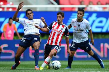 Giovani Casillas en un partido entre Chivas y Atlante.