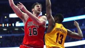 Pau Gasol lanza a canasta ante Tristan Thompson.