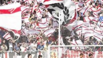 <b>SIEMPRE FIEL. </b>La afición del Rayo, en partido ante el Espanyol.
