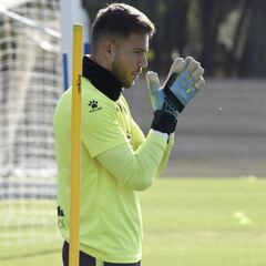 Álvaro cierra el candado de la portería del Huesca