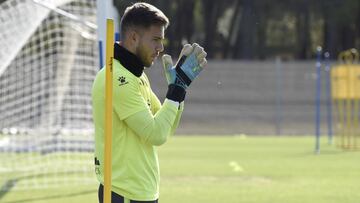 Álvaro cierra el candado de la portería del Huesca