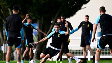 Inter Milan's Albanian midfielder Kristjan Asllani (C) attends a training session in Appiano Gentile in Milan, on October 25, 2022, on the eve of the UEFA Champions League Group C football match between Inter Milan and Viktoria Plzen. (Photo by MIGUEL MEDINA / AFP)