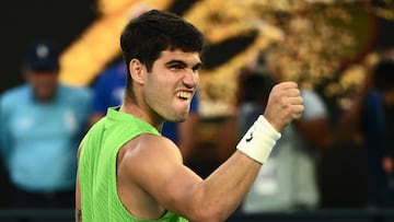 Carlos Alcaraz celebra su victoria contra Alexander Zverev en el Open de Australia.