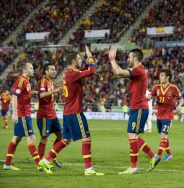 Clasificación mundial 2014. España-Bielorrusia. 2-0. Negredo celebra el segundo tanto con Sergio Ramos.