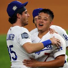 Julio Urías es recibido entre gritos y alegría por aficionados de los Dodgers