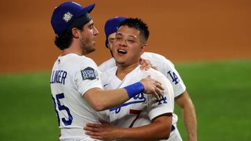 Julio Urías es recibido entre gritos y alegría por aficionados de los Dodgers