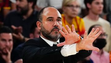 BARCELONA, 13/06/2022.- El segundo entrenador del Real Madrid, Chus Mateo, durante el primer partido de la final de la Liga ACB que Barça y Real Madrid disputan hoy lunes en el Palau Blaugrana, en Barcelona. EFE/ Enric Fontcuberta.