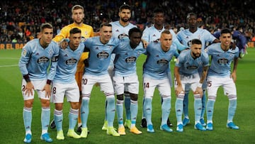 La alineación del Celta posa antes del partido contra el Barça en el Camp Nou.