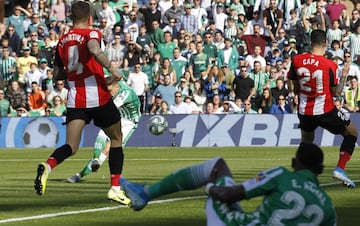 En el minuto 2 Joaquín adelantó al Betis con un remate con la pierna derecha que acabó en el fondo de la red.