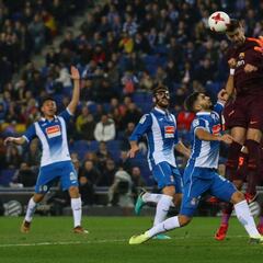 Insultos a Piqué y a Shakira en la grada de Cornellà-El Prat