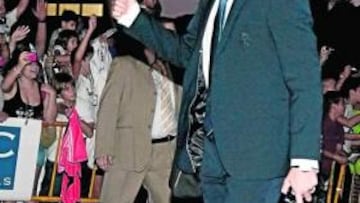 AFABLE. Cristiano Ronaldo saluda a los afi cionados en la entrada del hotel.