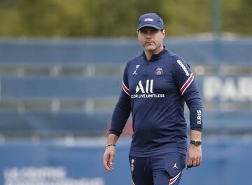 Soccer Football - Paris St Germain Training - Ooredoo Training Centre, Saint-Germain-En-Laye, France - September 10, 2021 Paris St Germain coach Mauricio Pochettino during training REUTERS/Benoit Tessier