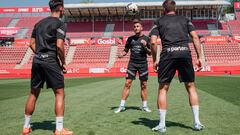 Míchel viaja con 15 jugadores del primer equipo a Valencia