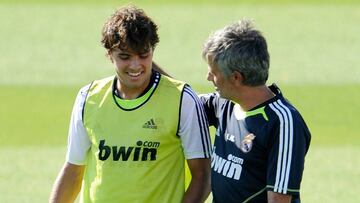 Pedro León y José Mourinho, en un entrenamiento del Real Madrid.