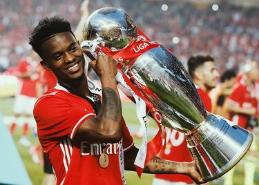 Canterano del SU Sintrense, un equipo de Sintra, una villa portuguesa del distrito de Lisboa. En la campaña 12/13 se marchó libre al Benfica y en al temporada 17/18 el Fútbol Club Barcelona lo fichó a cambio de más de 35 millones de euros.