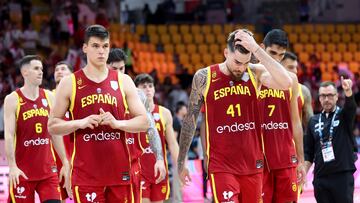 LIMASSOL (Cyprus), 28/08/2025.- Players of Spain look disappointed after losing the FIBA EuroBasket 2025 group C basketball match between Georgia and Spain, at the Spyros Kyprianou Arena in Limassol, Cyprus, 28 August 2025. (Baloncesto, Chipre, España) EFE/EPA/GEORGI LICOVSKI